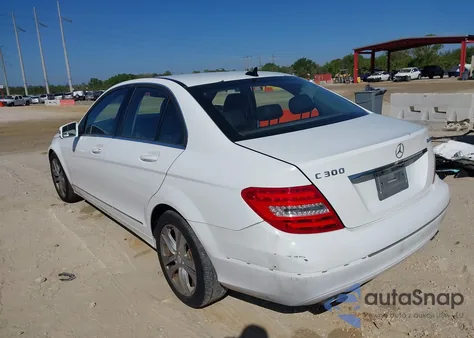 2013 Mercedes-Benz C 300 Luxury 4Matic z USA, uszkodzony, nr VIN WDDGF8AB7DR244599